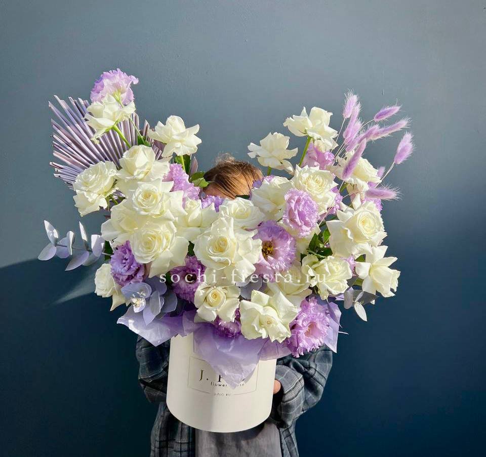 Цветы в шляпных коробках