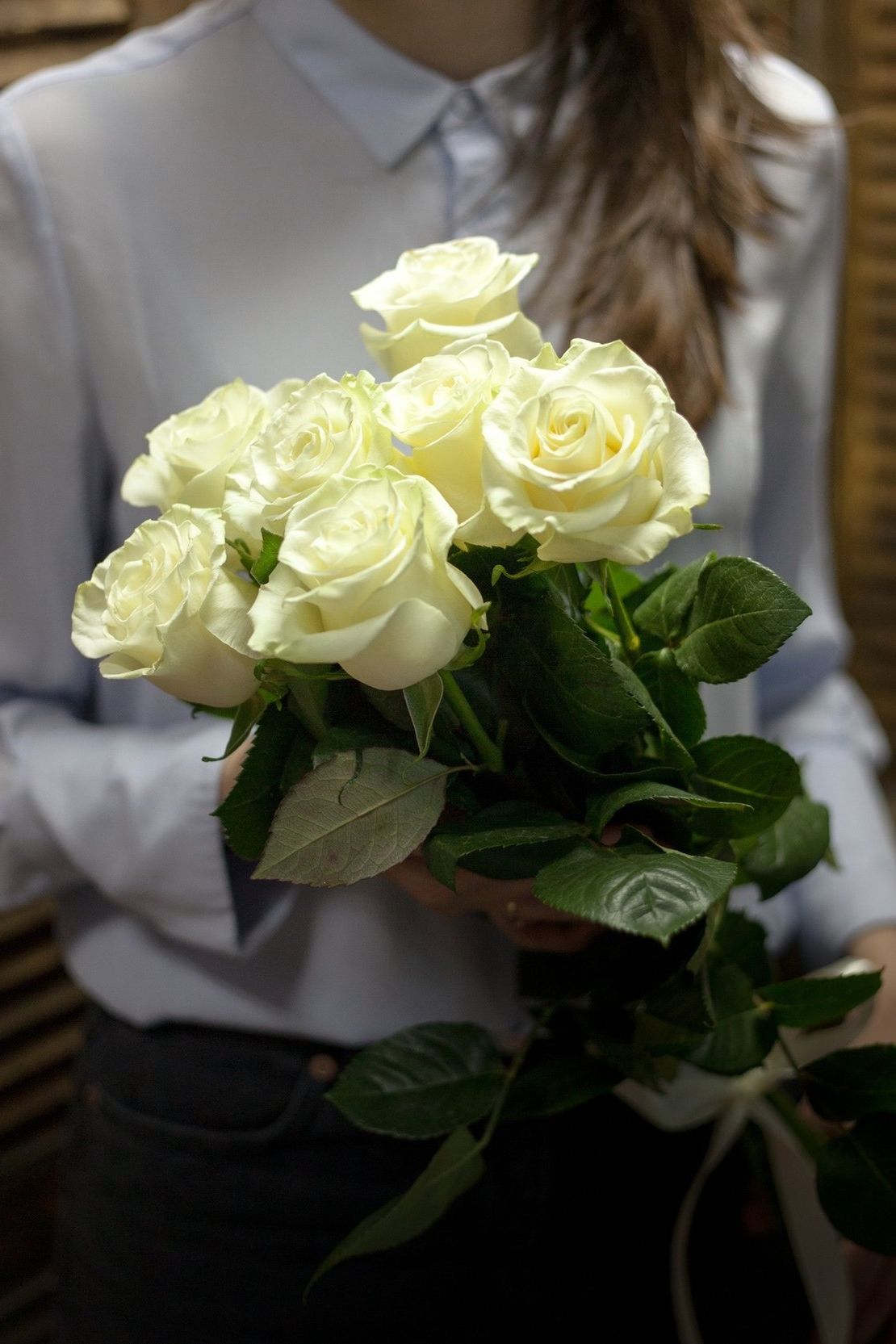 шляпная коробка с розами и гипсофилой для подарка в Братске