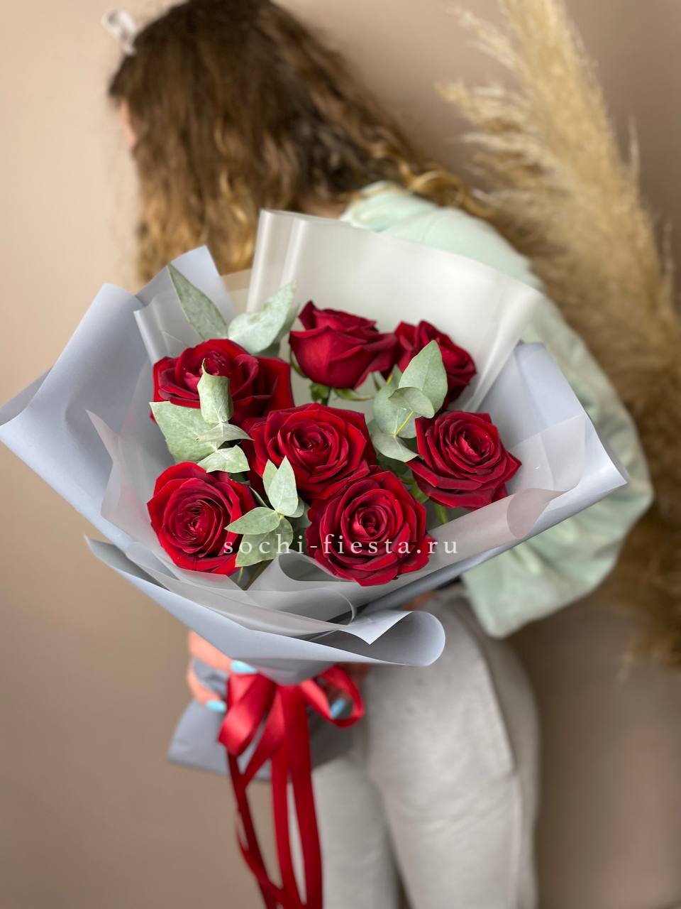 весенняя витрина флористической студии в Братске с тюльпанами и ранункулюсами