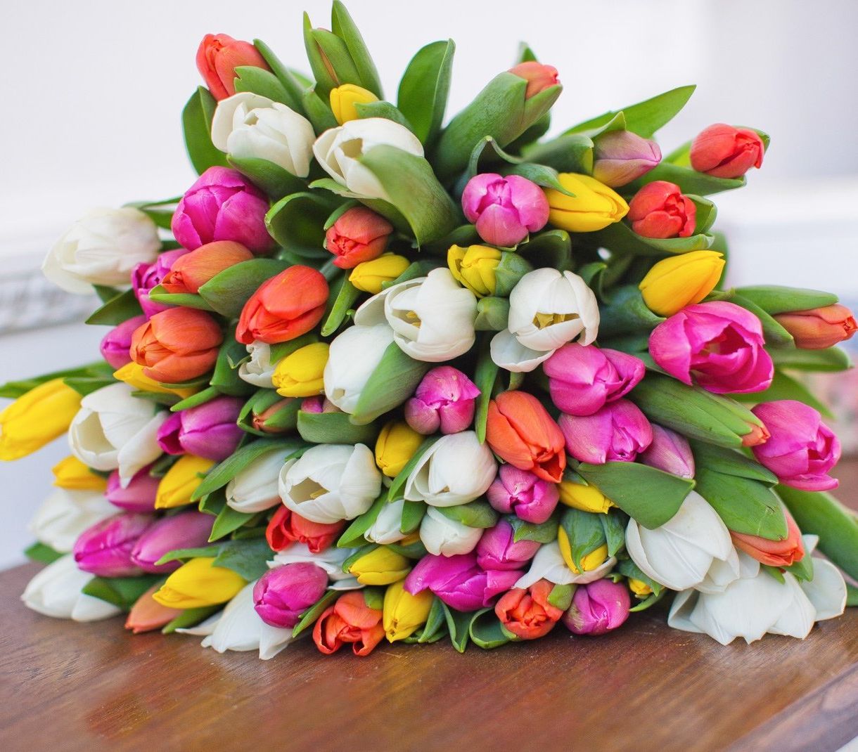 корпоративная композиция с розами и хризантемами для офиса в Братске