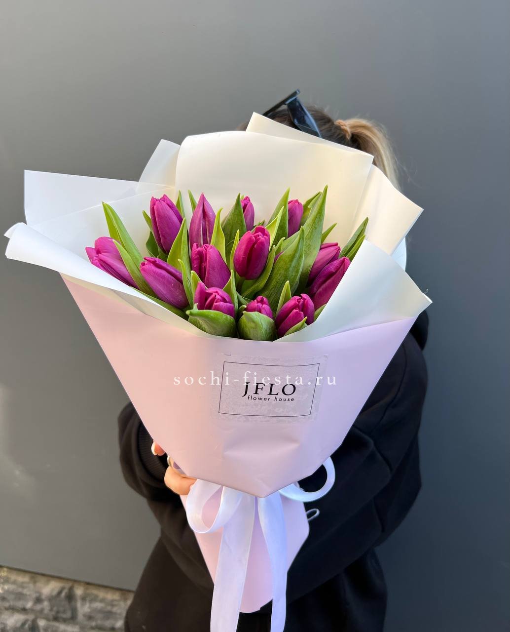 видовой каталог с розами и пионами в студии флористики в Братске