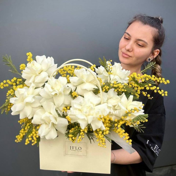 Французские Розы и мимоза  в сумочке  в Братске