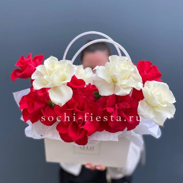 Сумочка  красных и белых роз в Братске