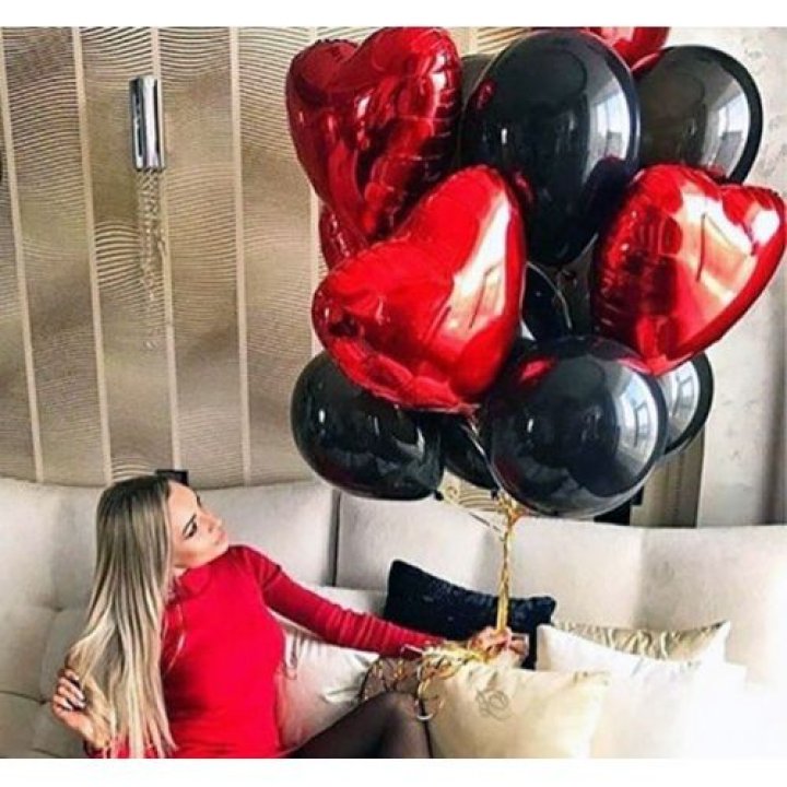 Фонтан из красных сердец с чёрными шарами  в Братске