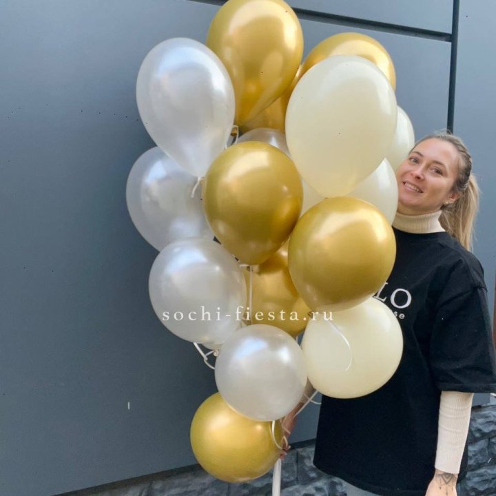 Облако шаров из белого и золотого оттенков в Братске