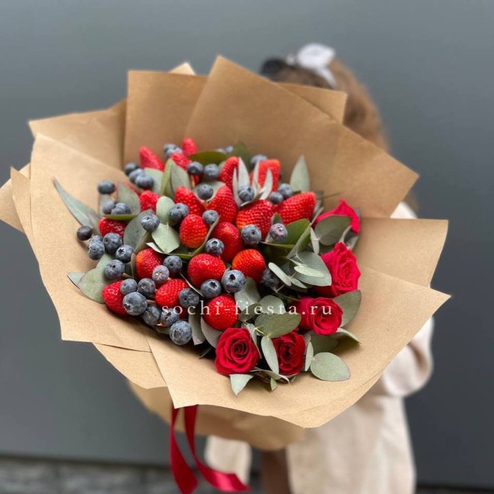 Клубника и голубика с цветами в Братске