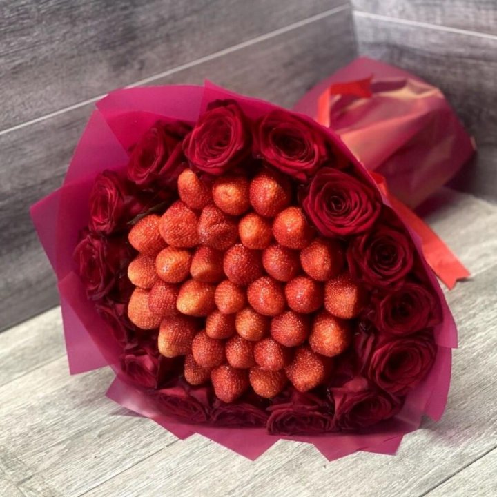 Клубничный букет с розами в Братске