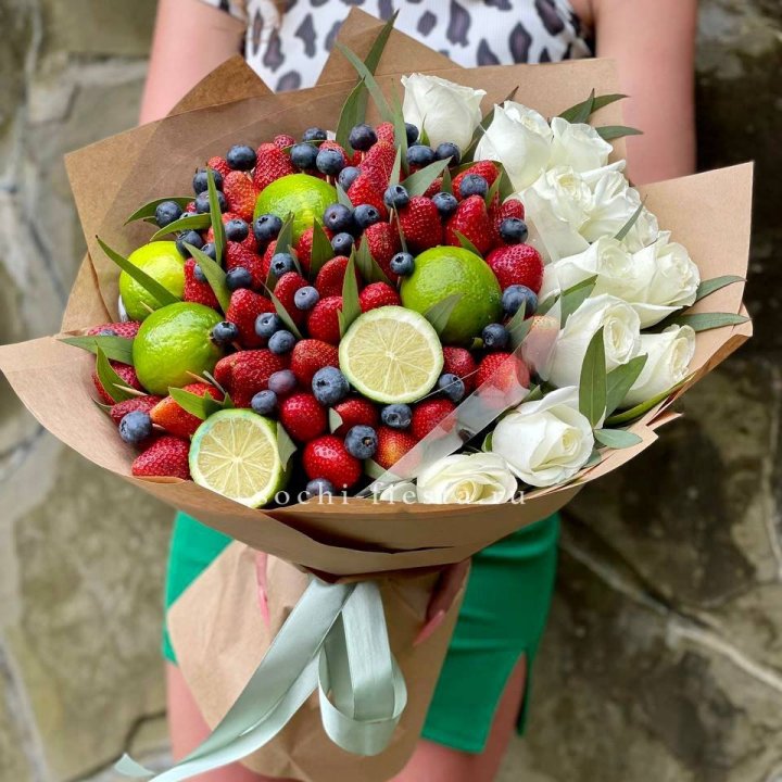 Ягодно-цитрусовый букет с розами в Братске