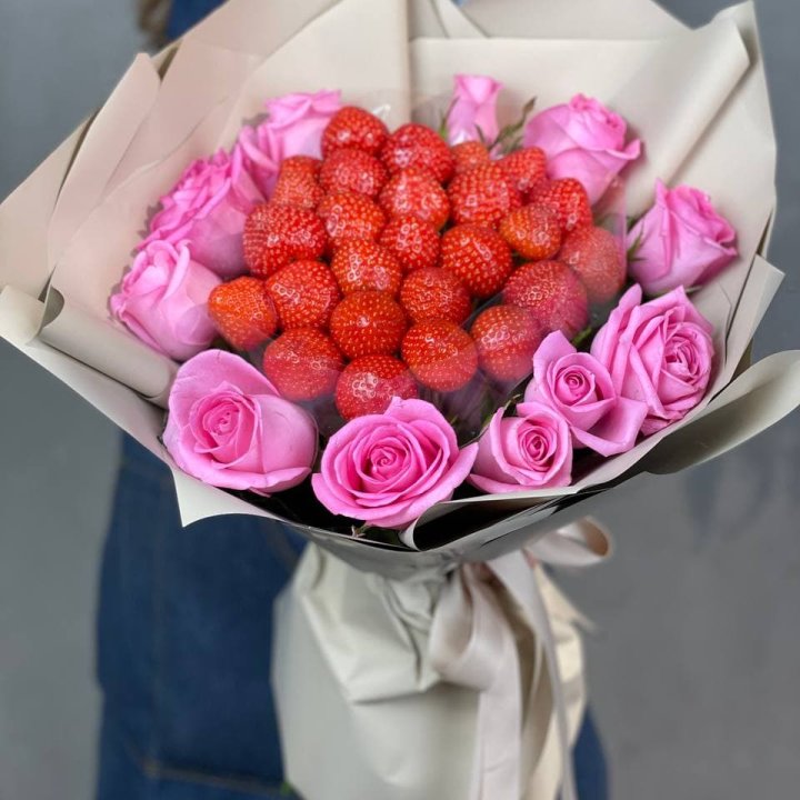 Клубника и розы в Братске