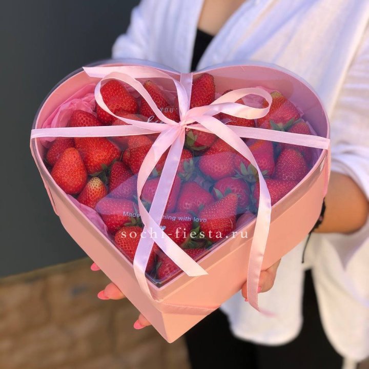 Коробочка сердце  с клубникой в Братске