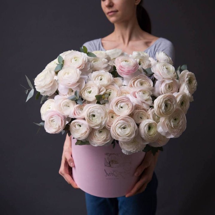 Бокс с ранункулюсами в Братске