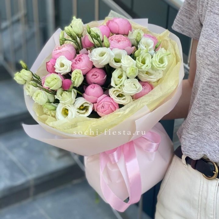 Букет кустовых роз с эустомой в Братске