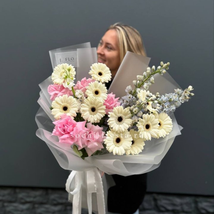 Букет роз и гербер в Братске