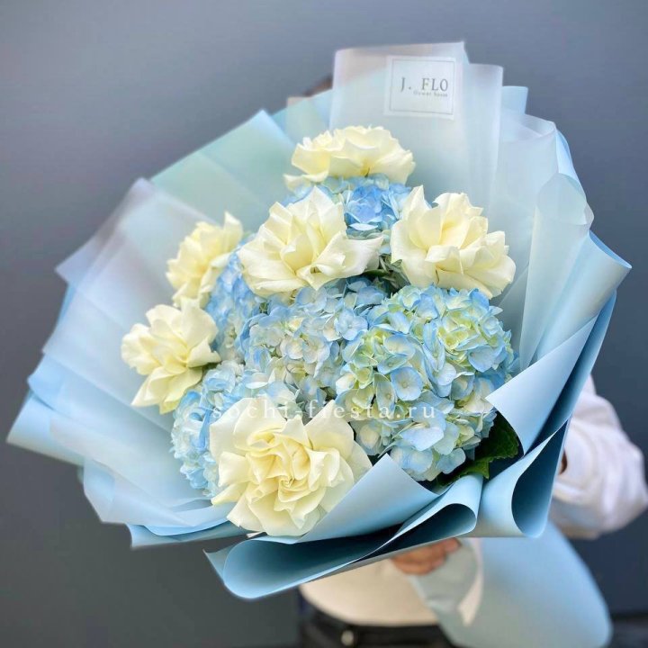  Букет из голубых гортензий и роз  в Братске