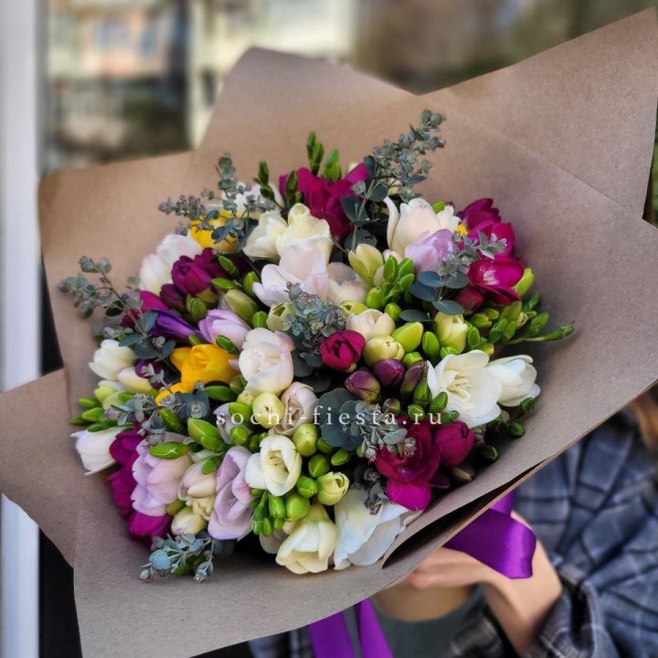 Букет фрезий "Радуга" в Братске