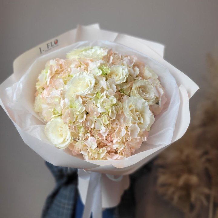  Букет гортензии и роз  в Братске