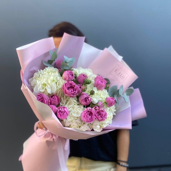 Букет белых гортензий и пионовидных роз  в Братске