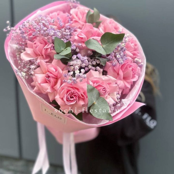 Розовые французские розы с гипсофилой в Братске