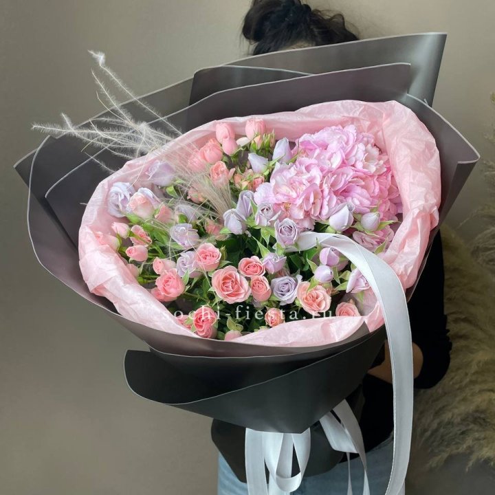  Букет гортензии и роз "Саперави" в Братске