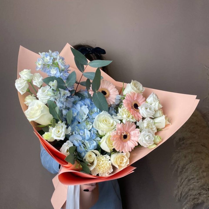  Букет гортензии и роз "Валенсия" в Братске