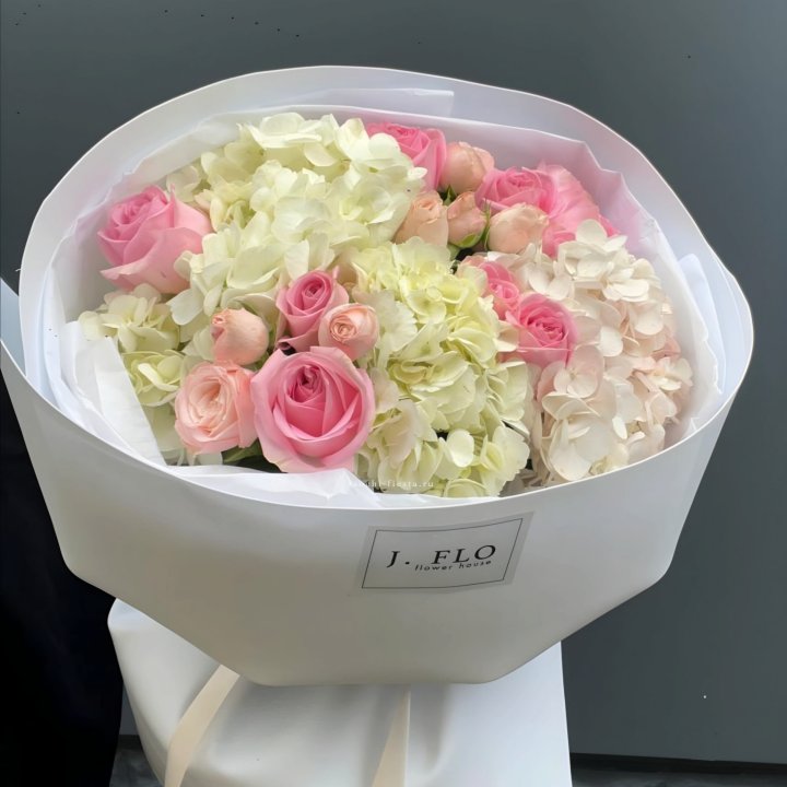  Букет гортензии и роз  "Тиамо" в Братске