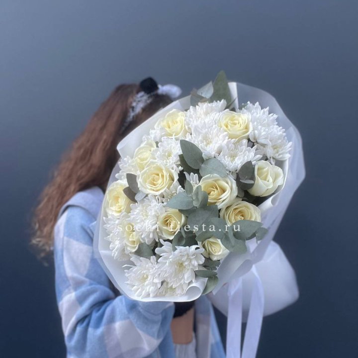 Букет белых роз с хризантемой  в Братске