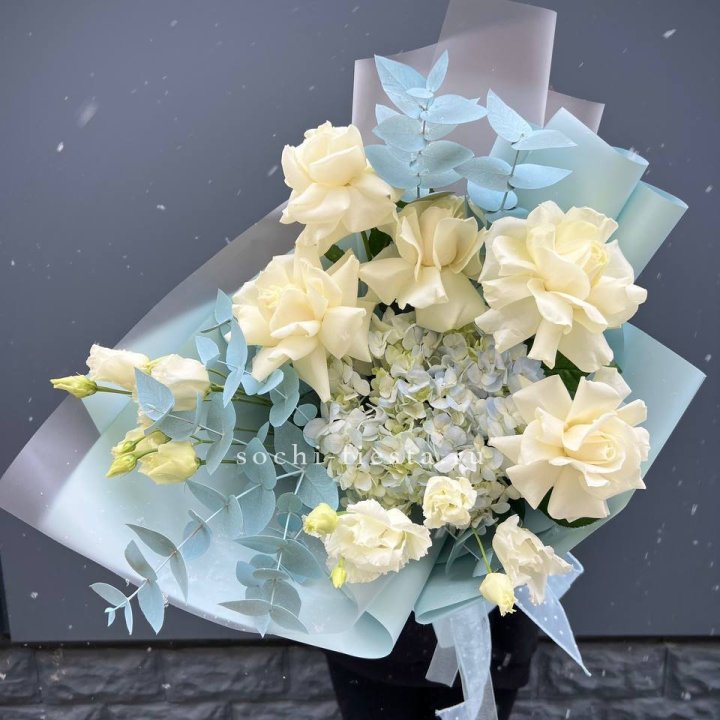 Букет с гортензией и белыми французскими розами в Братске