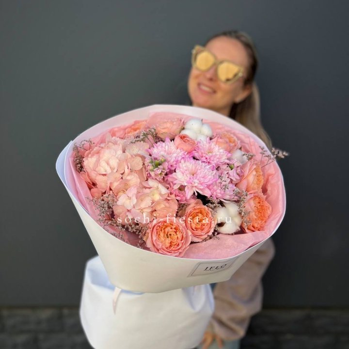 Букет гортензии и кустовых роз  в Братске