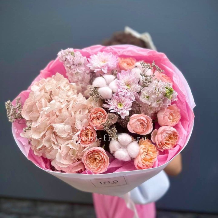 Букет гортензии и кустовых роз "Абрассо" в Братске