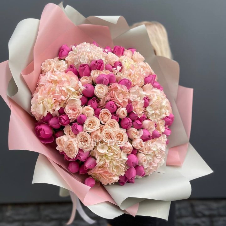 Букет кустовые розы и гортензия в Братске