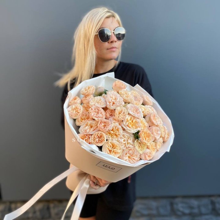 15 пионовидных роз №2 в Братске