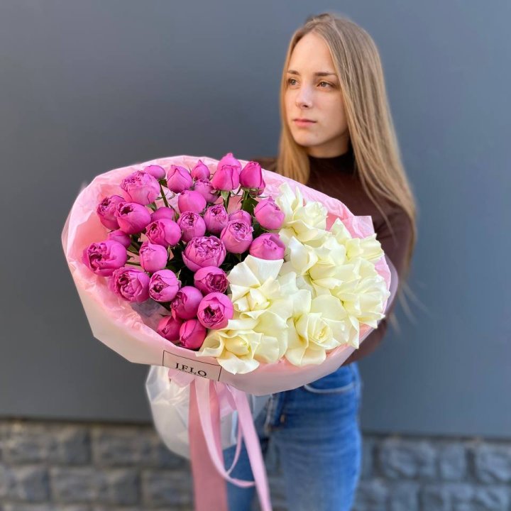 Дуо белых и кустовых роз в Братске