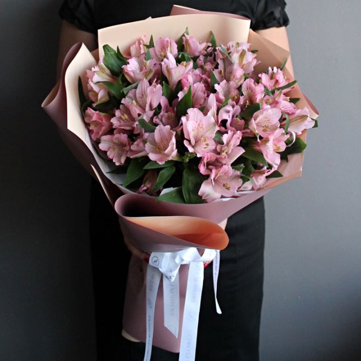Букет розовых альстромерий в Братске