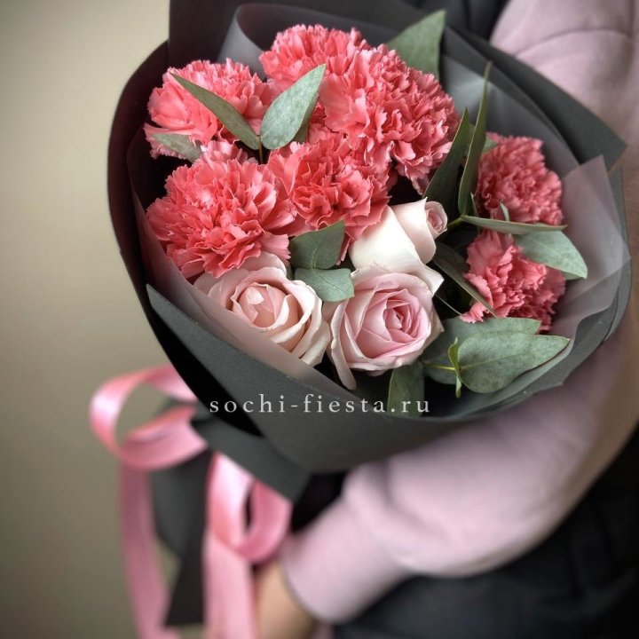 Букет из роз и диантусов "Пенелопа" в Братске