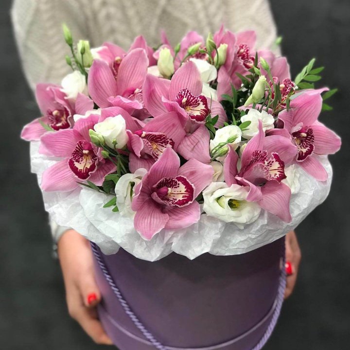 Орхидея и эустома в шляпной коробке в Братске