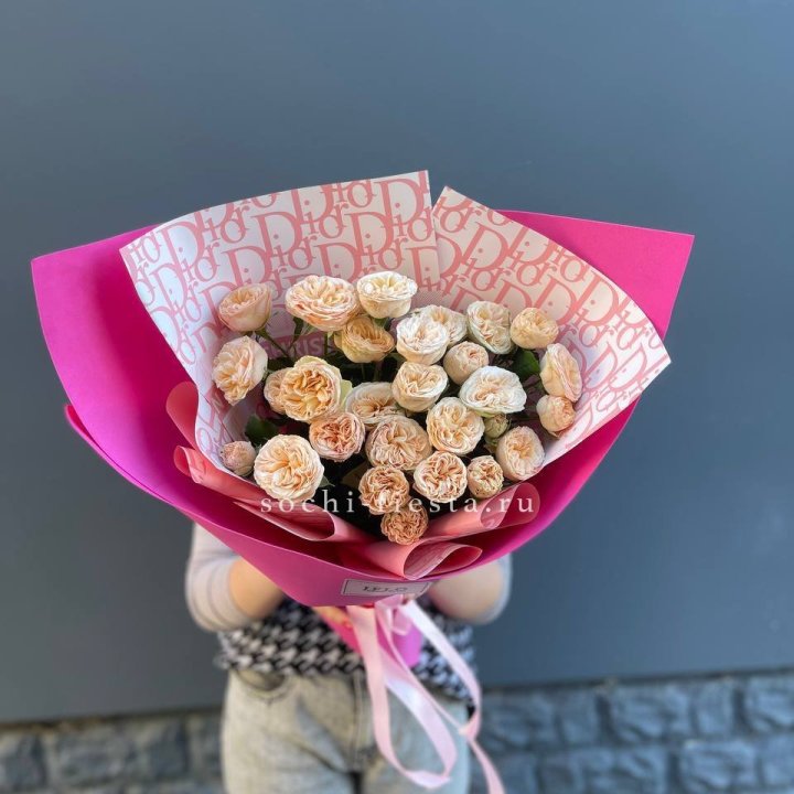 9 пионовидных роз в Братске