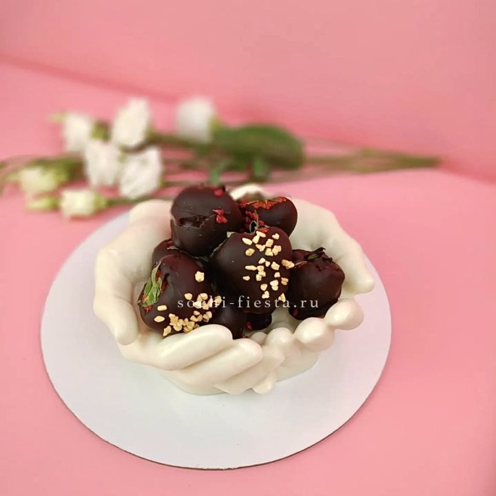 Клубника в шоколаде на шоколадных ладонях  в Братске