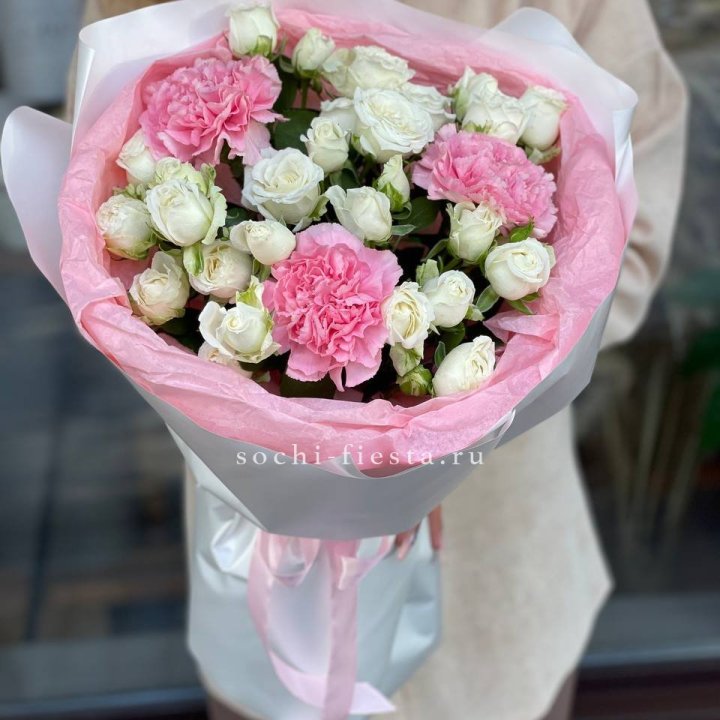 Букет розы с диантусами "Блэш" в Братске