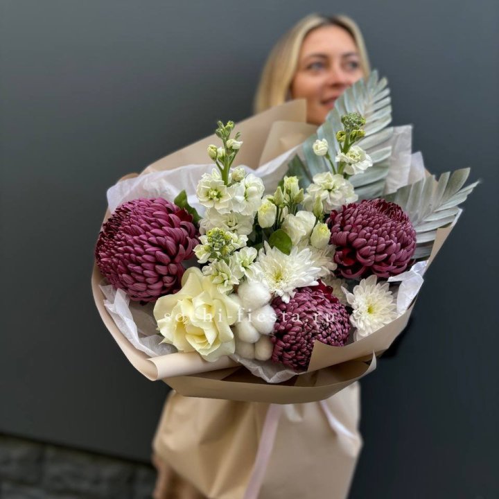 Хризантемы с маттиолой розами эустомой Чика в Братске