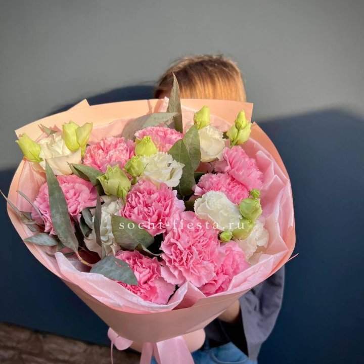 Букет гвоздик и  эустом "Сири" в Братске