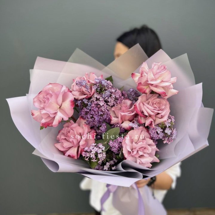 Букет из розовых роз и сирени в Братске