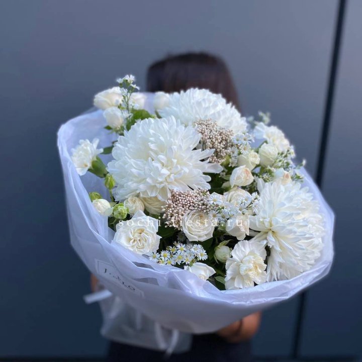 Букет хризантем и роз вайт шотс в Братске