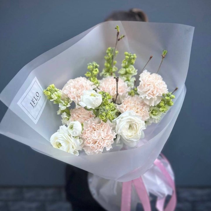 Букет маттиолы и ранункулюсов  в Братске