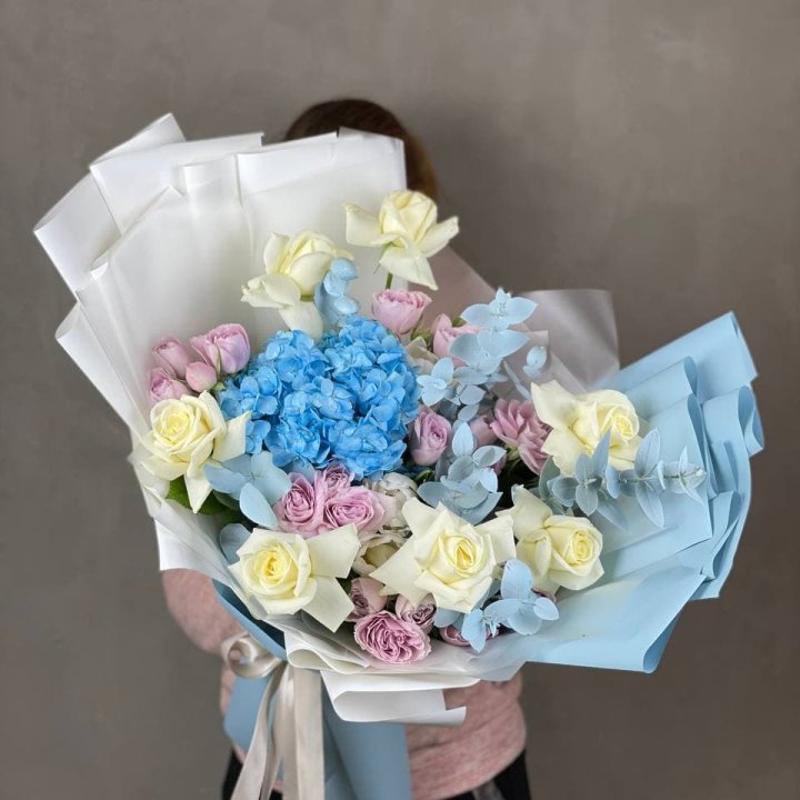 Дизайнерский букет "Блю скайфорт" в Братске