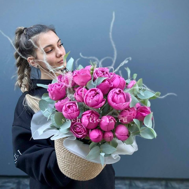 Пионовидные розы  в джутовом кашпо  в Братске