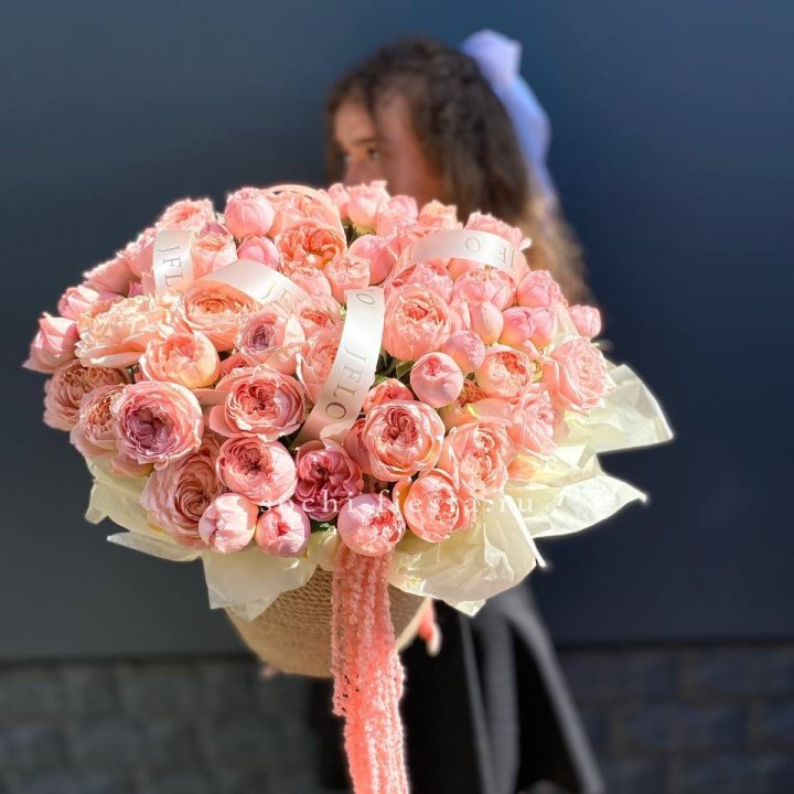 Кустовые розы Джульетта в джутовом кашпо в Братске