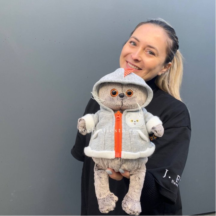 Кот Басик в толстовке в Братске