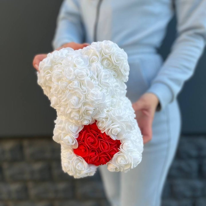 Медведь с красным седцем в Братске