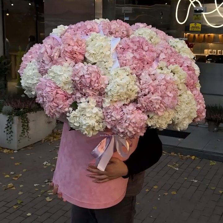 Дизайнерский цилиндр с гортензиями  в Братске