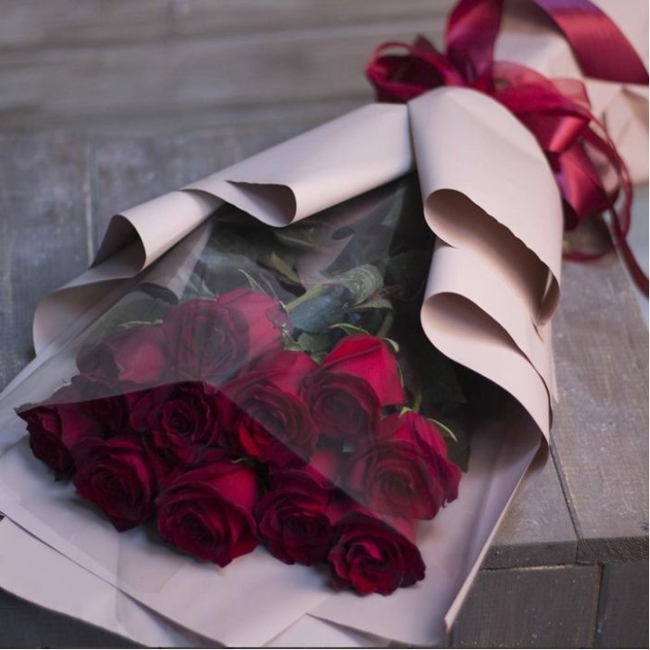 11 голландских роз в оформлении в Братске